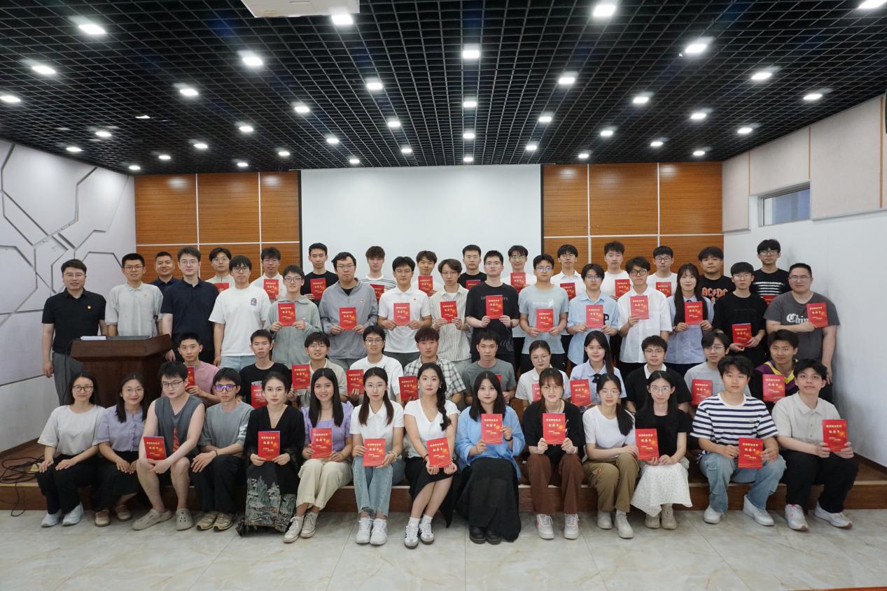 软件学院召开2025届毕业生党员离校教育大会暨毕业生党员专题党课